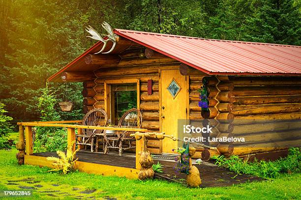 Cabana De Madeira - Fotografias de stock e mais imagens de Fairbanks - Fairbanks, Alasca, Aldeia