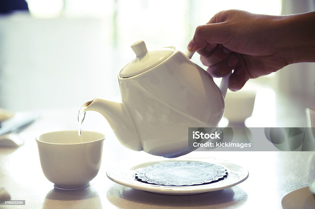 Verser le thé chinois - Photo de Théière libre de droits