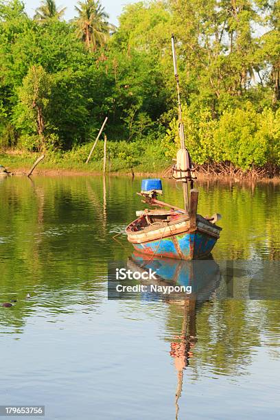 Barche Da Pesca Nel Fiume - Fotografie stock e altre immagini di Ambientazione esterna - Ambientazione esterna, Andare in barca a vela, Composizione verticale