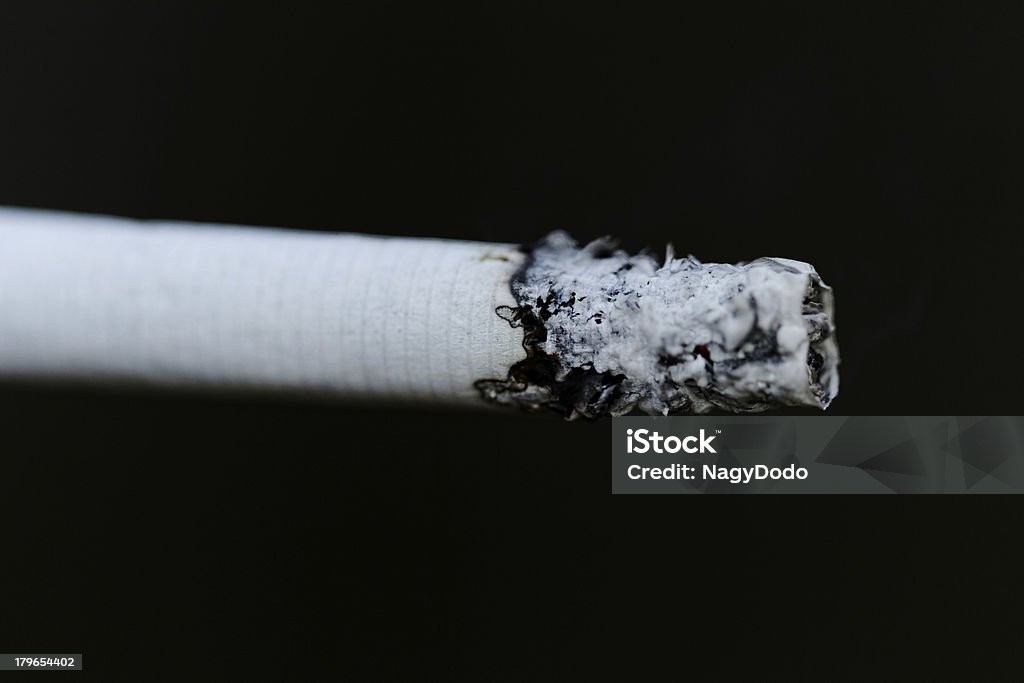 Курение сигарет - Стоковые фото Абстрактный роялти-фри