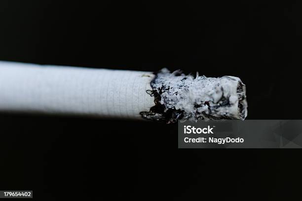 Курение Сигарет — стоковые фотографии и другие картинки Абстрактный - Абстрактный, Белый, Болезнь