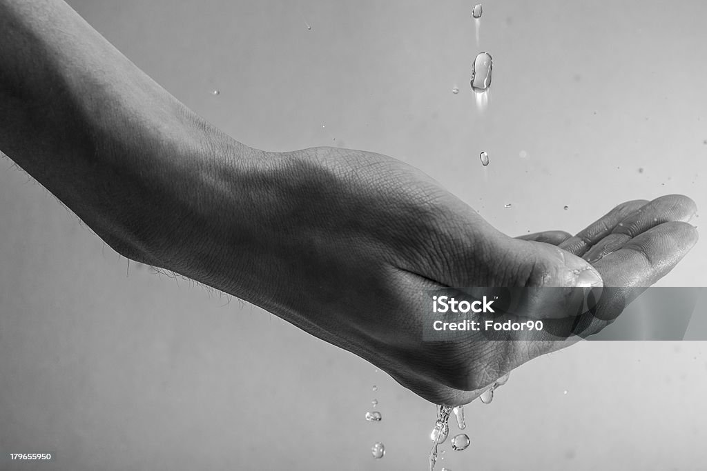 Mano e acqua - Foto stock royalty-free di Accudire