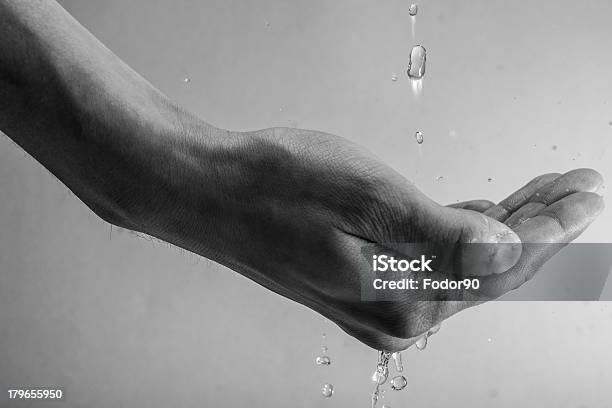 Mano E Acqua - Fotografie stock e altre immagini di Accudire - Accudire, Acqua, Adulto