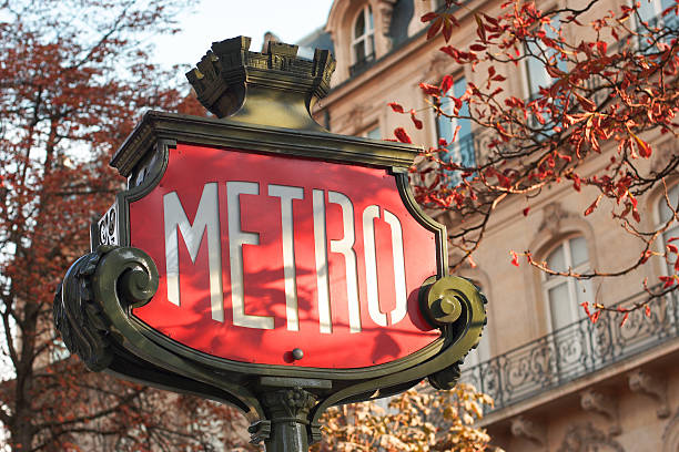 sinal do metro em paris-horizontal, plano aproximado - paris france retro revival paris metro train sign imagens e fotografias de stock