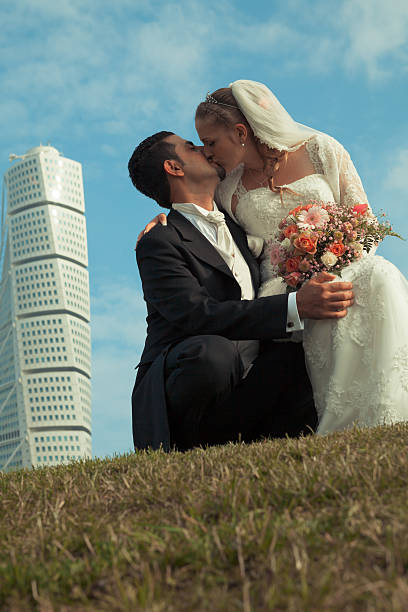 Felice sposa e lo sposo Baciare - foto stock