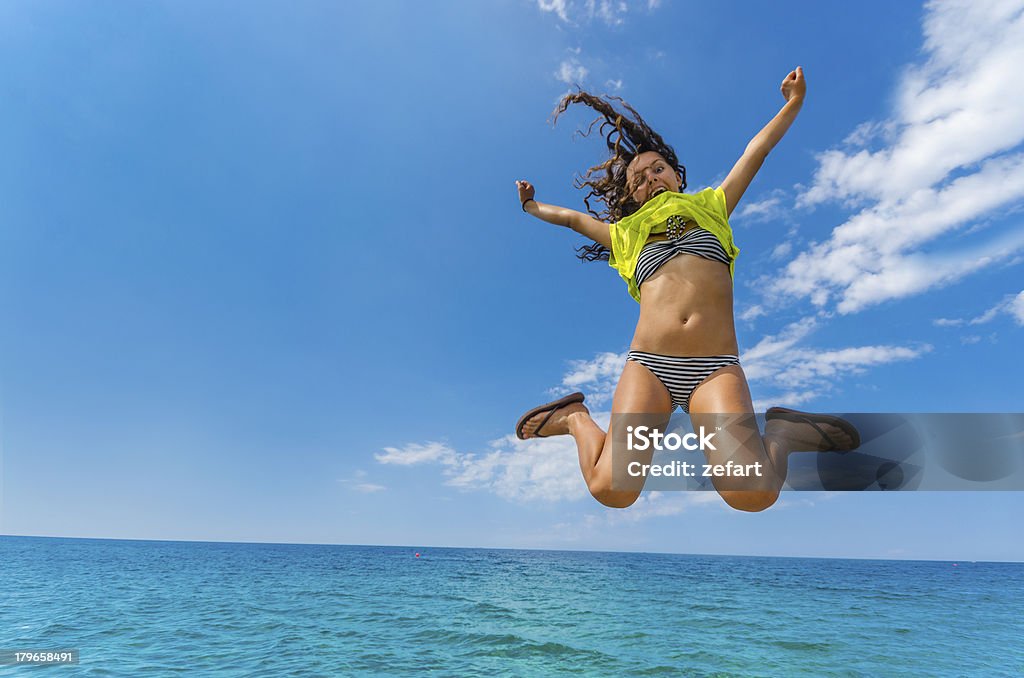 summer teen saut incroyable au-dessus de l'horizon bleu de l'océan l'eau. - Photo de Activité libre de droits