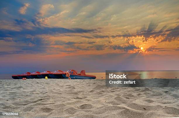 Sonnenuntergang Am Strand Mit Farbenfrohenboote Stockfoto und mehr Bilder von Abenddämmerung - Abenddämmerung, Abstrakt, Bedeckter Himmel