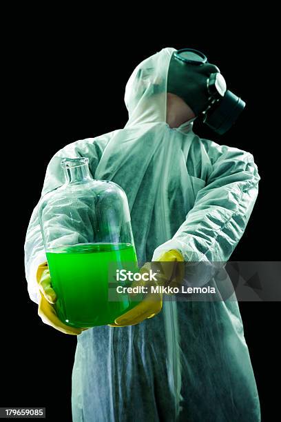 Transporte De Resíduos Perigosos - Fotografias de stock e mais imagens de Adulto - Adulto, Arma Bioquímica, Bata de Laboratório