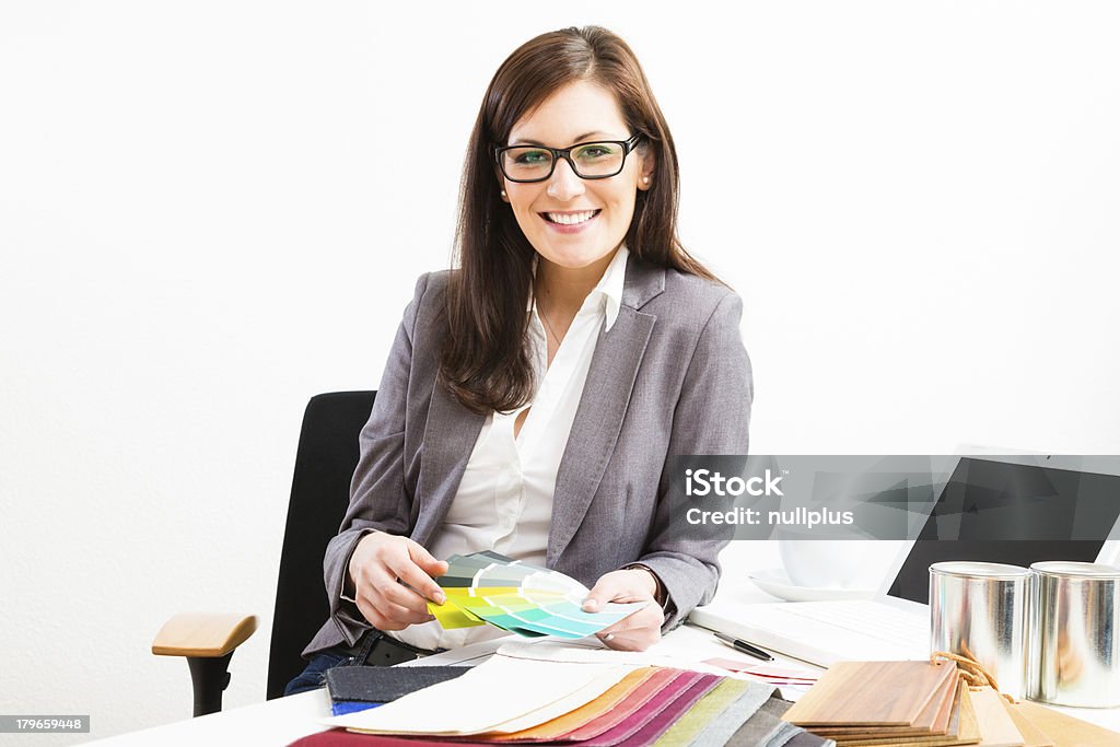 Feminino designer de interiores em sua mesa - Foto de stock de Adulto royalty-free