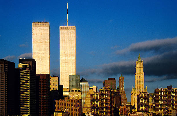 twin towers au coucher du soleil - world trade center september 11 new york city manhattan photos et images de collection