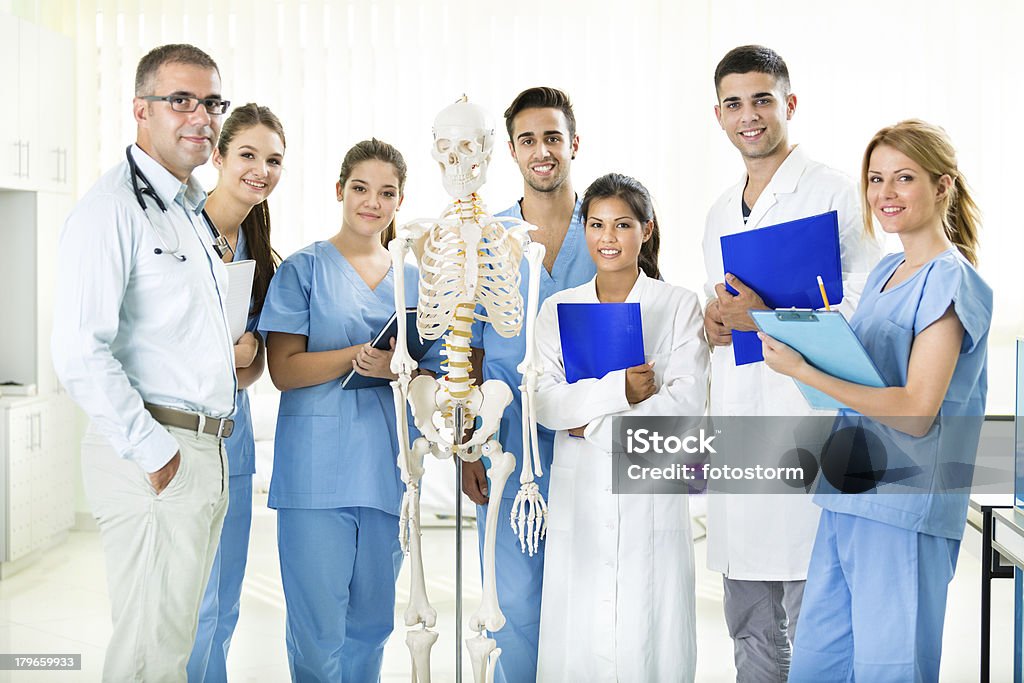 Medici studenti nella classe - Foto stock royalty-free di Adulto