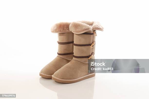 Lammfellstiefel Auf Weiß Stockfoto und mehr Bilder von Beige - Beige, Fotografie, Freisteller – Neutraler Hintergrund