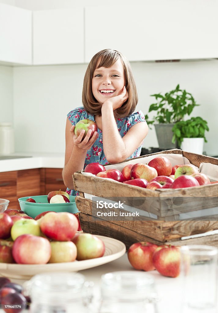 Joyeuse fille avec des pommes - Photo de 10-11 ans libre de droits