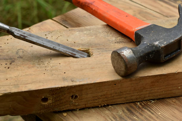 板上の工具、ハンマー、ノミ。 - construction construction material work tool nail ストックフォトと画像