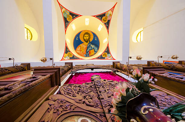 igreja de jesus cristo interior com tinta no teto - high ceilinged - fotografias e filmes do acervo