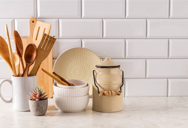 utensílios de cozinha ecológicos em uma bancada de pedra clara contra uma parede de tijolos brancos. uma cópia do espaço. cozinha ecológica. - wooden spoon built structure domestic room domestic kitchen - fotografias e filmes do acervo