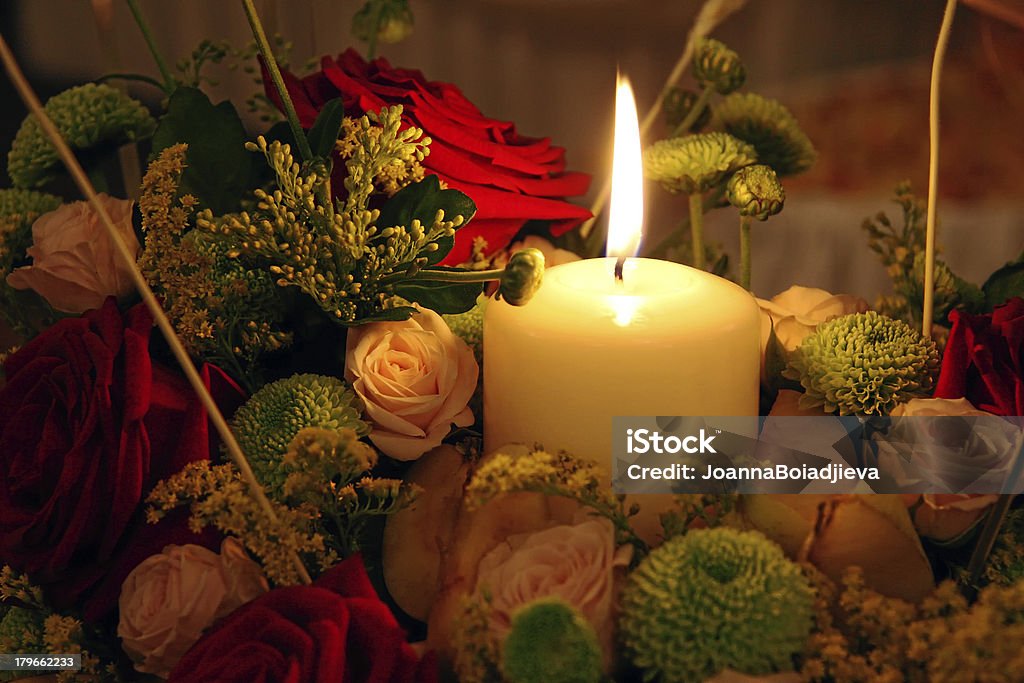 Flores e velas - Foto de stock de Amarelo royalty-free