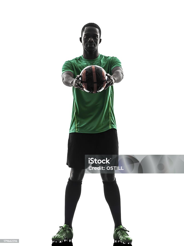 Homem de Jogador de futebol africano segurando exibindo silhueta de futebol - Foto de stock de Adulto royalty-free