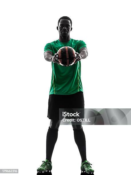 Homem Africano Jogador De Futebol A Segurar Mostrando Silhueta De Futebol - Fotografias de stock e mais imagens de Adulto