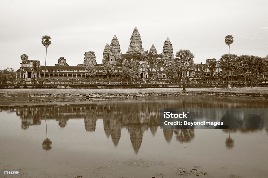 Antiga Angkor Wat e reflexo no final da tarde - Foto de stock de Angkor royalty-free