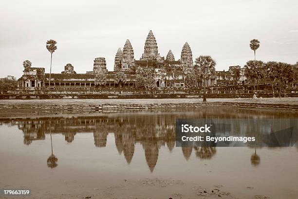 Foto de Antiga Angkor Wat E Reflexo No Final Da Tarde e mais fotos de stock de Angkor - Angkor, Angkor Wat, Antiguidades