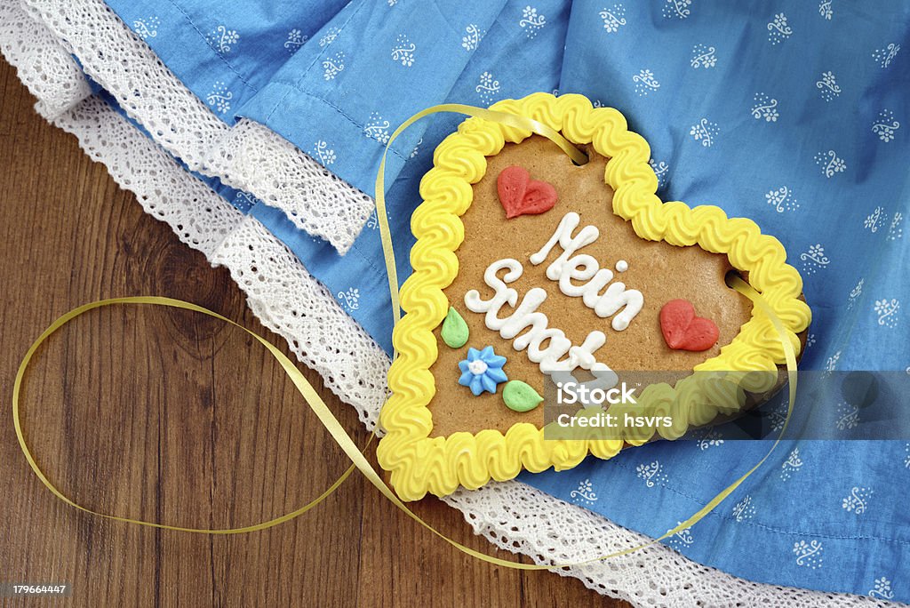 Oktoberfest Dirndl con pan de jengibre corazón - Foto de stock de Amarillo - Color libre de derechos