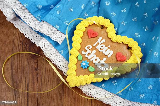 Foto de A Oktoberfest Dirndl Com Coração De Gingerbread e mais fotos de stock de Amarelo - Amarelo, Biscoito de Gengibre, Bolo de Especiarias - Bolo