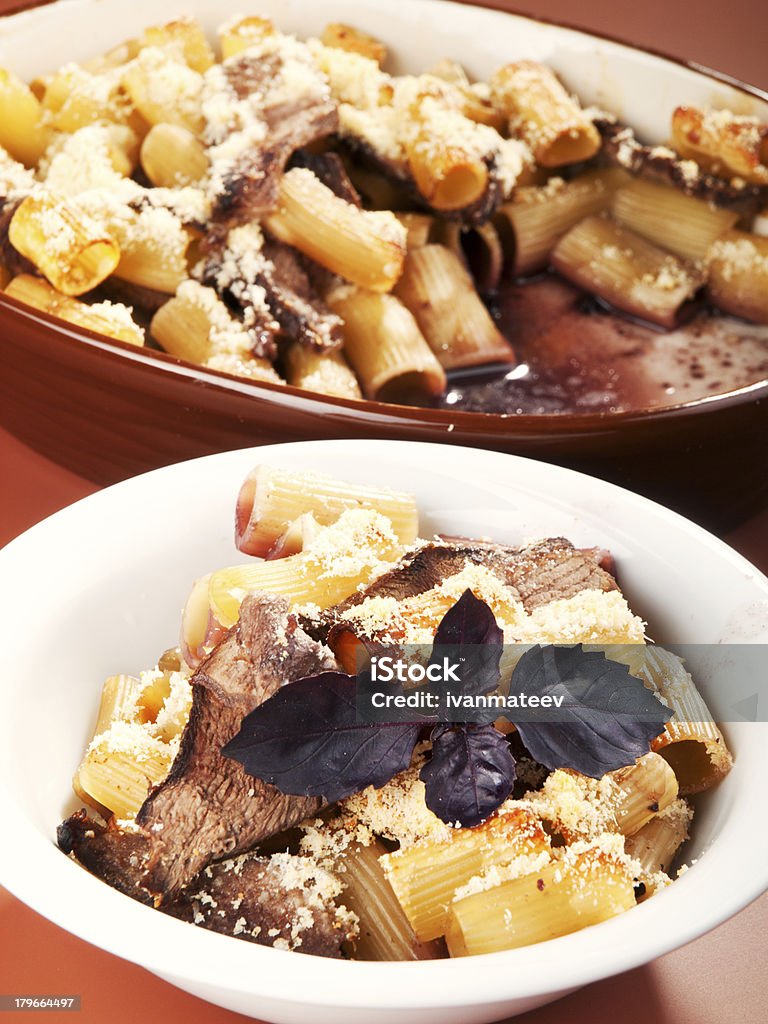 マカロニ、子牛のキャセロール料理 - キャセロール料理のロイヤリティフリ�ーストックフォト