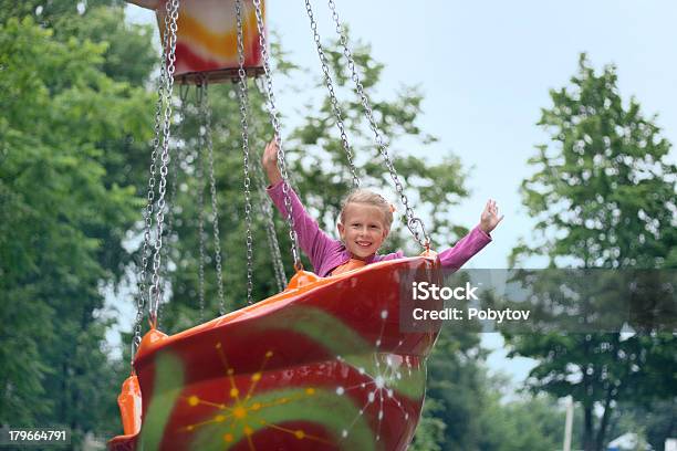 Маленькая Девочка На Качели Carousel — стоковые фотографии и другие картинки 6-7 лет - 6-7 лет, 8-9 лет, Аттракцион Вихрь