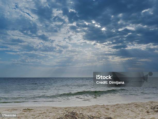 Strand Und Meer Sonnenaufgang Stockfoto und mehr Bilder von Abstrakt - Abstrakt, Bedeckter Himmel, Bildhintergrund