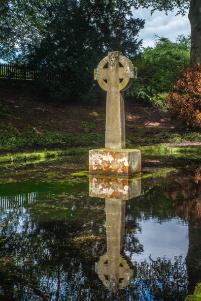 croix celtique reflet - celtic cross republic of ireland cross shape cross photos et images de collection