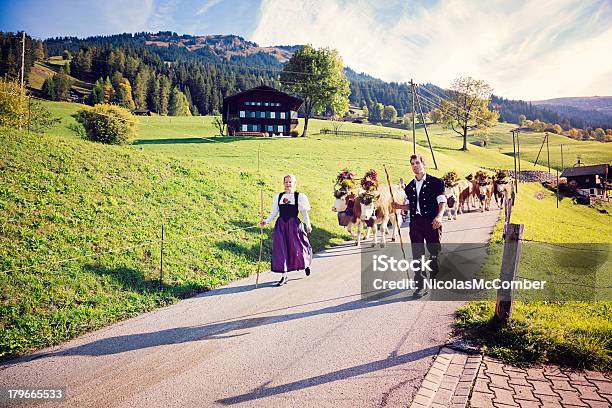 Svizzera Leader Di Mucche Per Annuale County Fair - Fotografie stock e altre immagini di Svizzera - Svizzera, Cultura svizzera, Costume tradizionale