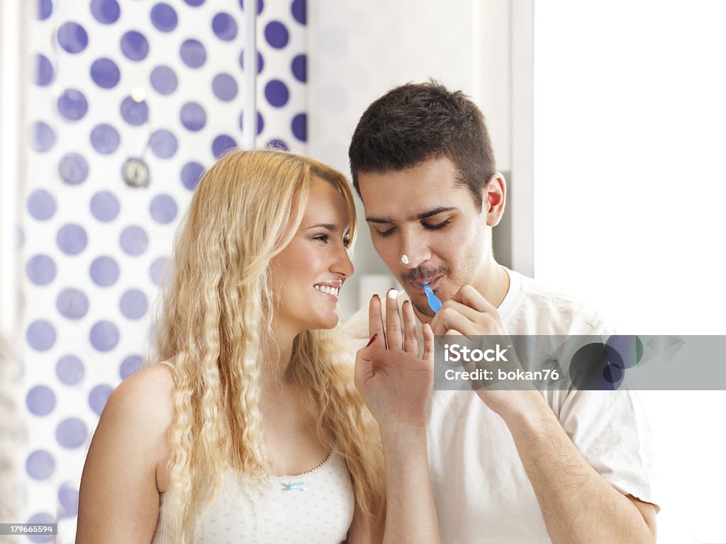Allegra coppia in bagno - Foto stock royalty-free di 20-24 anni