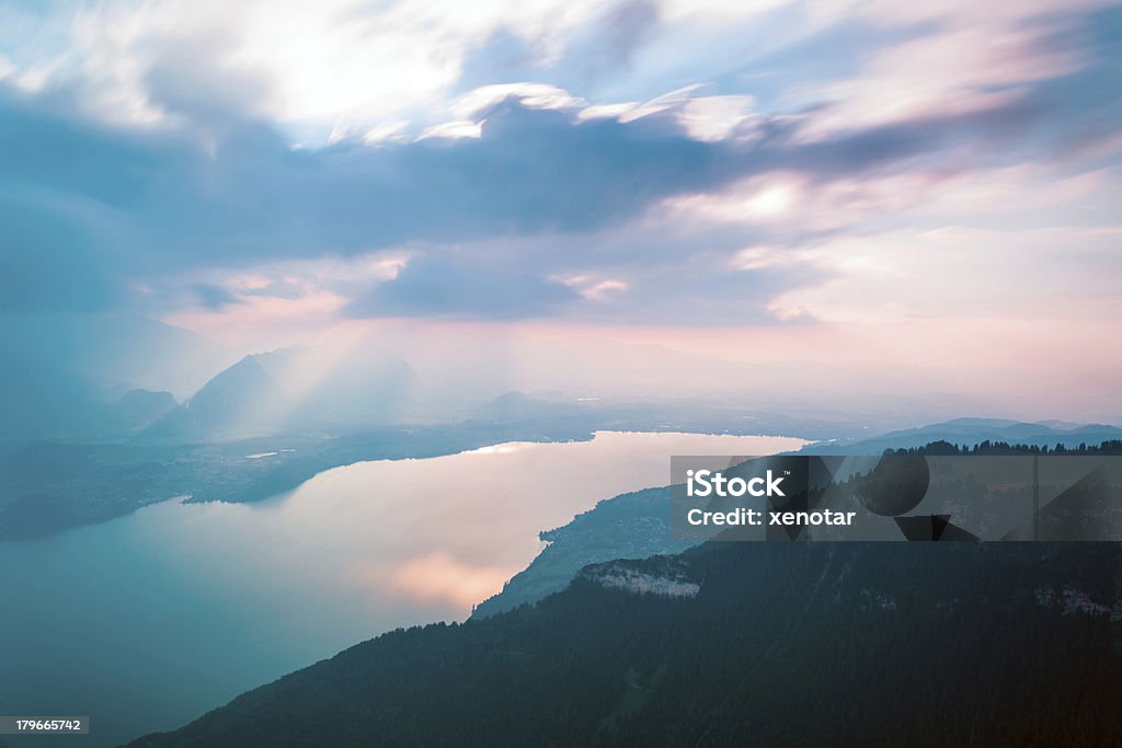 Magnifique Sommet coucher de soleil dans les Alpes suisses - Photo de Lac Thun libre de droits