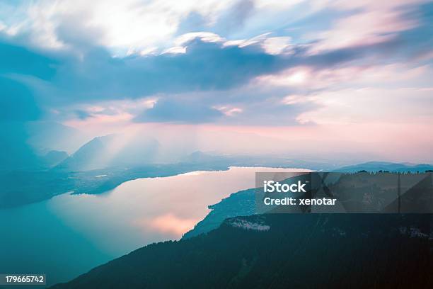 美しい山のピークのスイスアルプスの夕日 - トゥーン湖のストックフォトや画像を多数ご用意 - トゥーン湖, かすみ, カラー画像