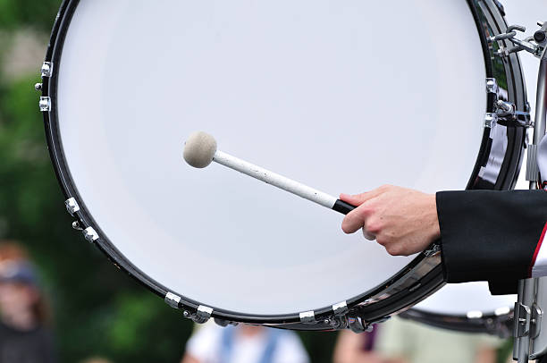 baterista jogar bombo em desfile - bass drum imagens e fotografias de stock