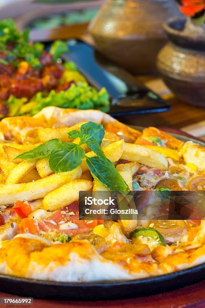 Foto de Pizza Com Tomate Assado Pimentão e mais fotos de stock de Almoço - Almoço, Assado no Forno, Carne
