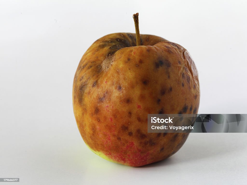 apple compromesso su sfondo bianco - Foto stock royalty-free di Alimentazione non salutare