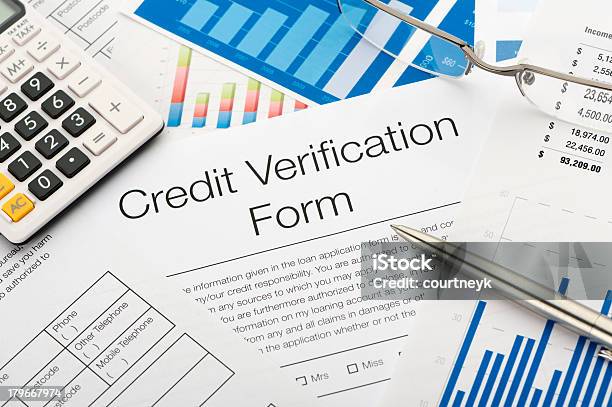 Zbliżenie Formularz Weryfikacji Kredytowej - zdjęcia stockowe i więcej obrazów Biurko - Biurko, Dane, Dane finansowe