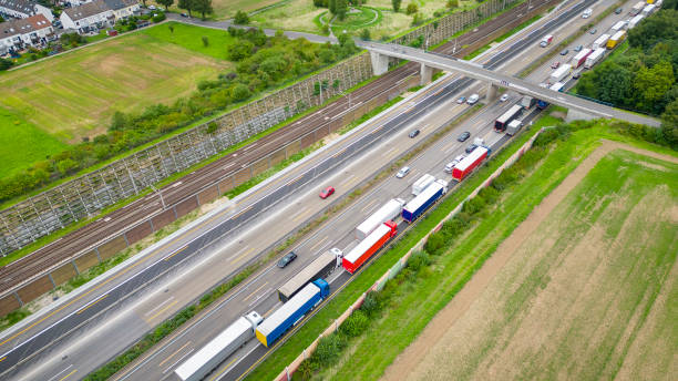 mehrspurige autobahn, stau - luftaufnahme - driving industry land vehicle multiple lane highway stock-fotos und bilder