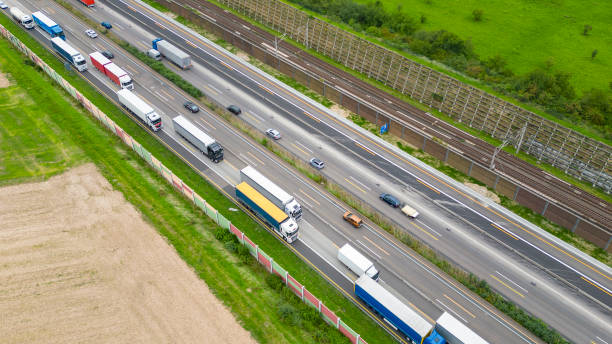 mehrspurige autobahn, stau - luftaufnahme - driving industry land vehicle multiple lane highway stock-fotos und bilder