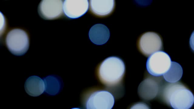 Zoom กล้อง ไฟขาว
Footage defocused blurry zoom motion of white blinker lights bokeh of Christmas and New year decoration lights, abstract, dark background, overlay for party, shallow DOF