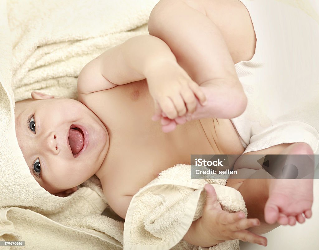 Hermoso little boy lying on beige toalla - Foto de stock de Bebé libre de derechos
