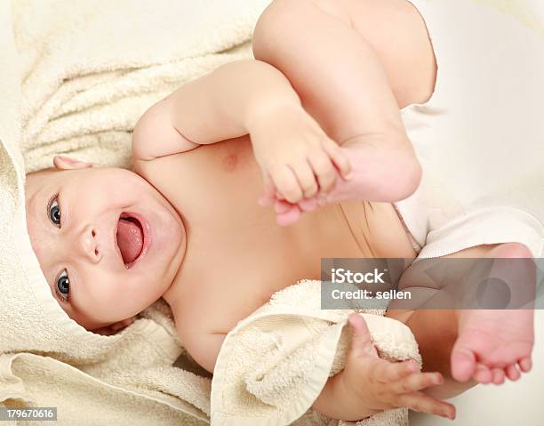 Hermoso Little Boy Lying On Beige Toalla Foto de stock y más banco de imágenes de Bebé - Bebé, Cara humana, De ascendencia europea