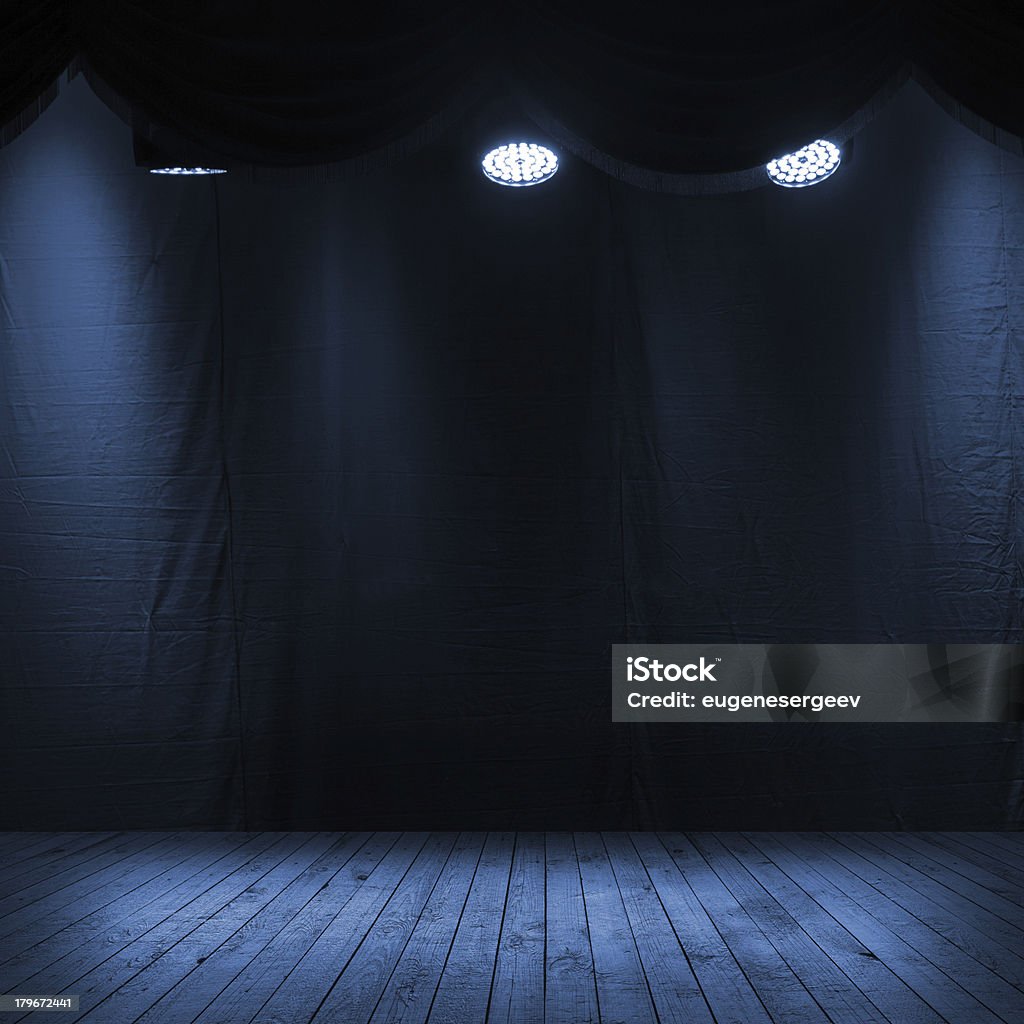Escena interior azul oscuro con proyectores - Foto de stock de Color negro libre de derechos