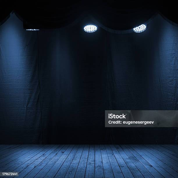Escena Interior Azul Oscuro Con Proyectores Foto de stock y más banco de imágenes de Color negro - Color negro, Brillante, Cortina