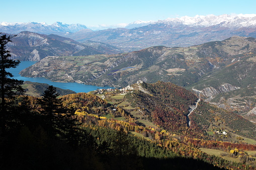 The village of Saint-Vincent-les Forts dominates the Ubayenne branch of Lake Serre-Ponçon.
The image is taken from the path which leads to Dormillouse, at 1650m altitude, in a north-northwest direction.