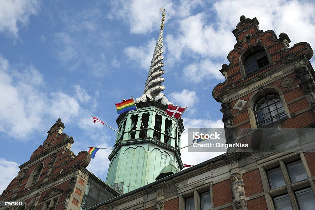 Old stock exchange agitant le drapeau arc-en-ciel - Photo de Copenhague libre de droits