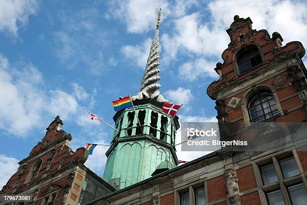 Foto de Old Bolsa Acenando A Bandeira Arcoíris e mais fotos de stock de Copenhague - Copenhague, Orgulho, Orgulho LGBTQI - Evento LGBTQI