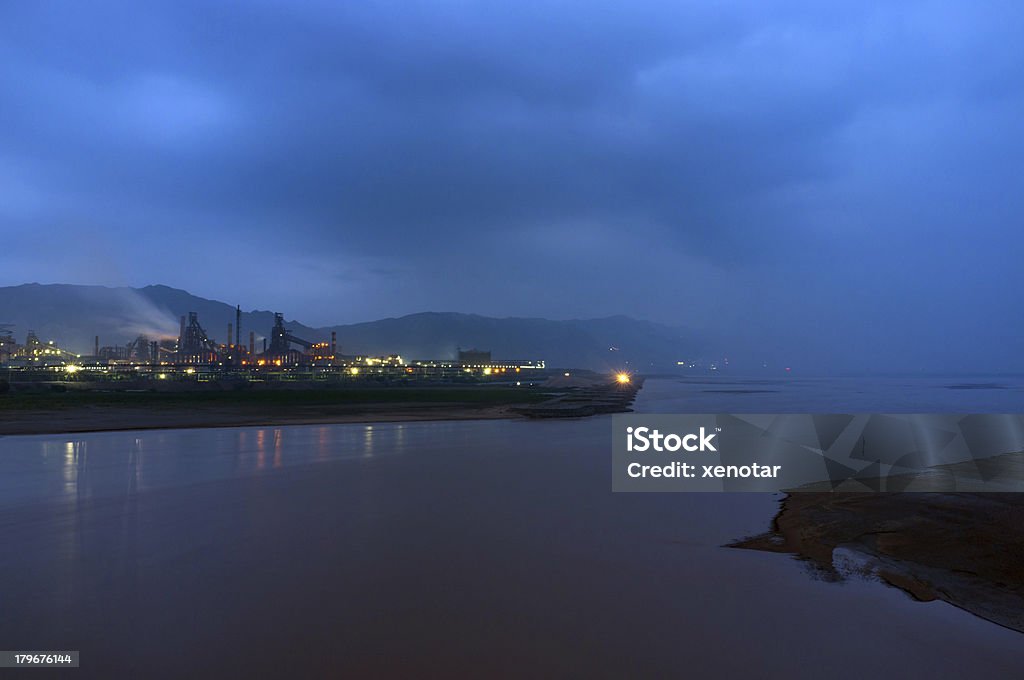 Industrie Fabrik in der Nähe des Gelben Flusses, China - Lizenzfrei Abenddämmerung Stock-Foto